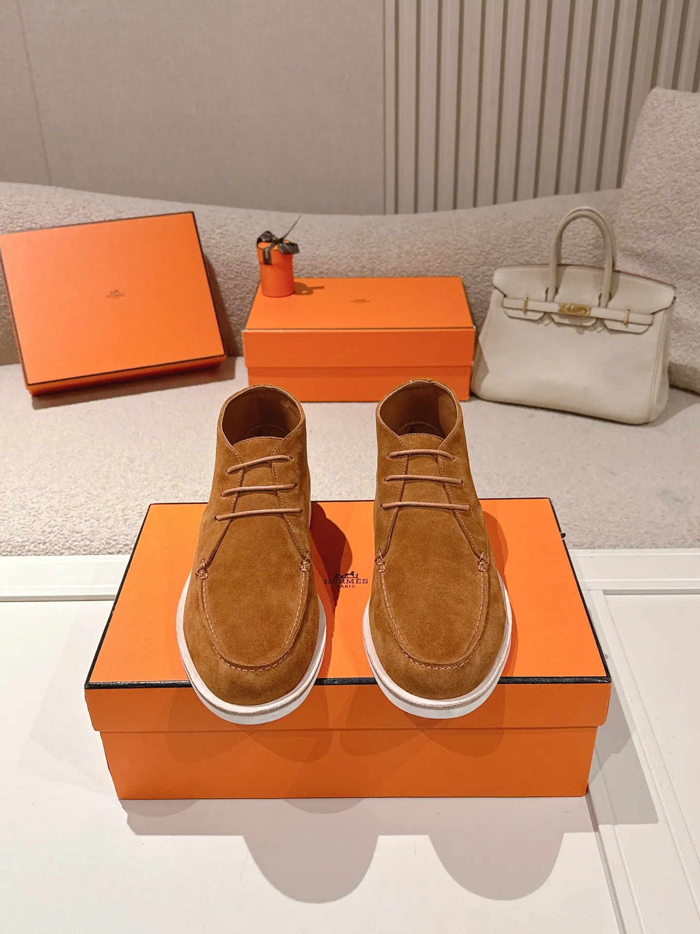 Men's Men's Shoes 660💰 Hermes men's size #26ss calfskin derby shoes, decorated with signature "H Diamant" details for a stylish and casual style. Fabric: Cow suede Lining: Mixed sheep lining Outsole: Genuine leather welt + original TPU Bottom thickness: 3CM Code number: 39-45 (customized at 46.47)